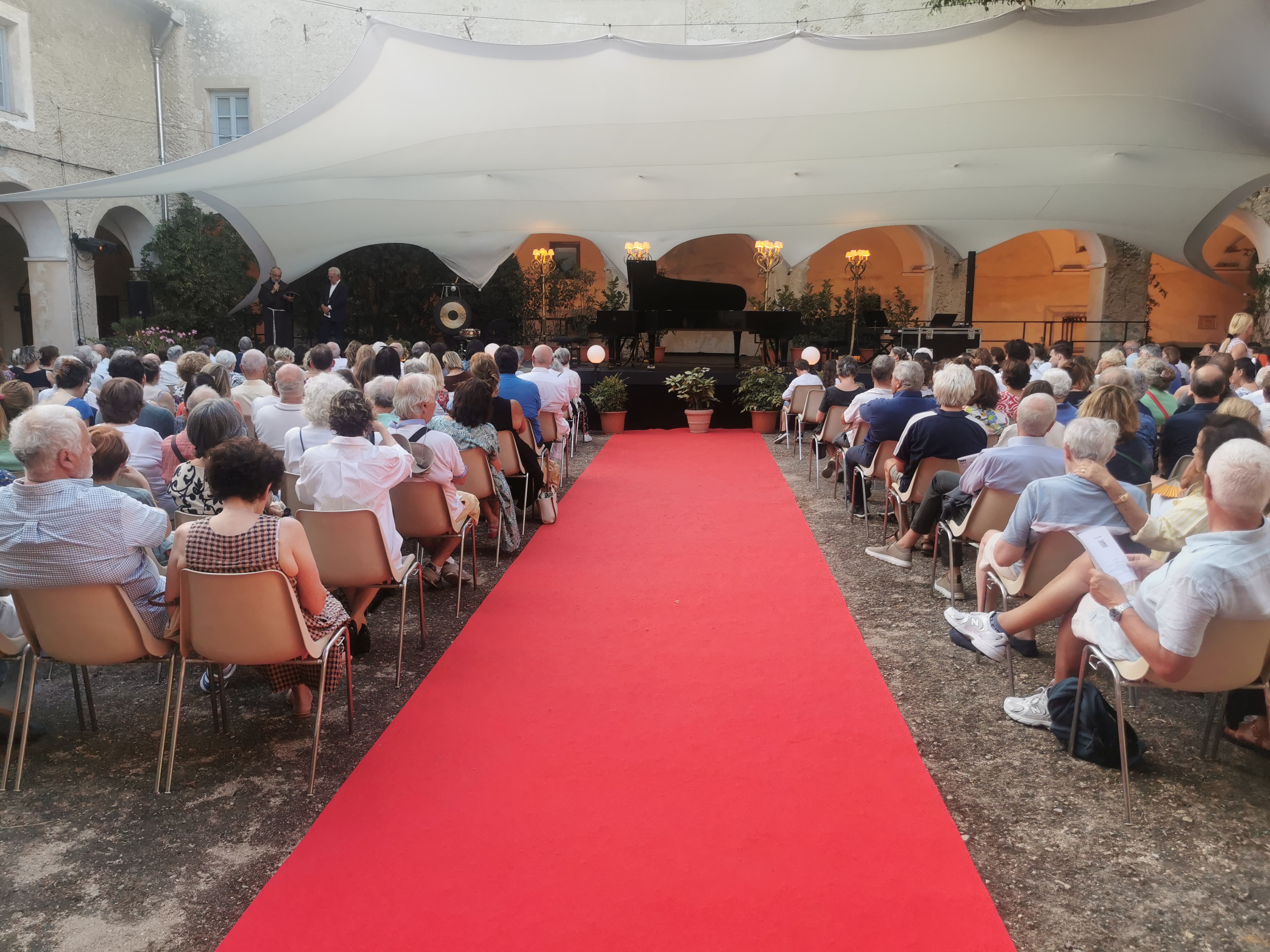 SCENE CLOITRE TAPIS ROUGE IMG_20240722_200900.jpg